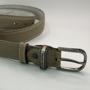 Hugo Boss men’s belt  beige leather 44” XL  5 holes Silver buckle